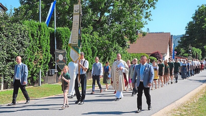 Ein stattlicher Kirchenzug führte am Sonntagmorgen durch Sarching.