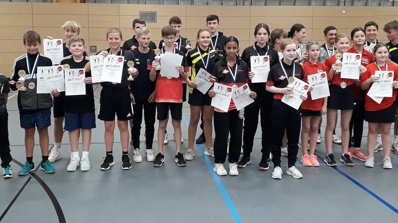 Sieger und Platzierte der Bezirkseinzelmeisterschaft der Jugend im Tischtennis.