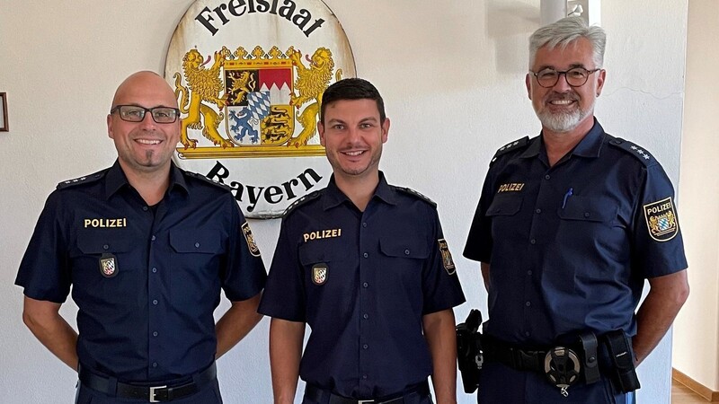 Stefan Iglhaut (links) vertritt in Zukunft Stationsleiter Thomas Schmidt (Mitte), Peter Schneider wechselt zur Polizeiinspektion Furth im Wald.