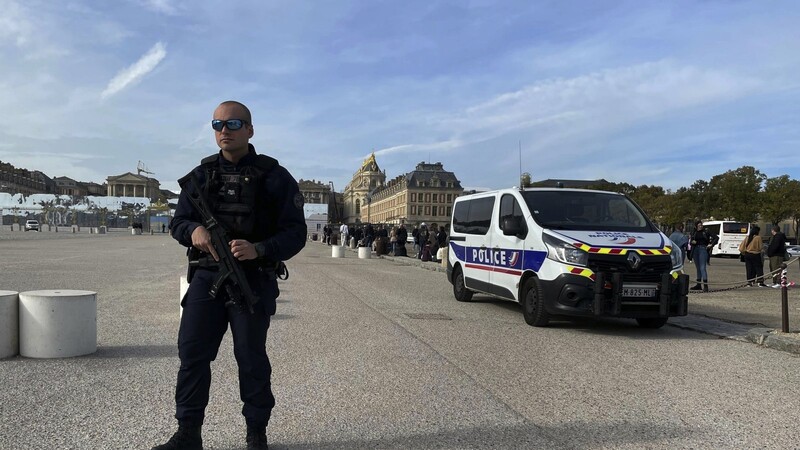 Sicherheitskräfte stehen am Dienstag in der Nähe des Schlosses von Versailles Wache. Das Schloss und sein Park sind wegen einer erneuten Bombendrohung geräumt worden.