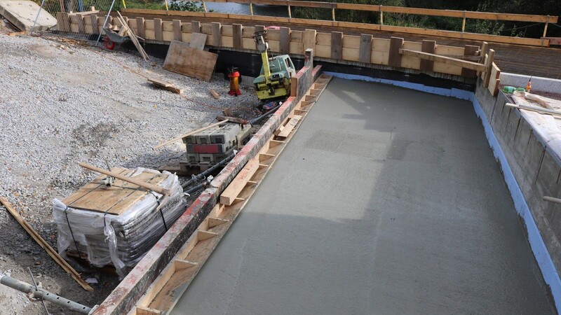 Frisch betoniert und glatt abgezogen wurde dieser Brückenabschnitt am Mittwochvormittag. Jetzt muss die Fläche trocknen.