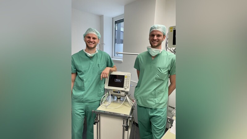 Fabian und Patrick Vogl freuen sich, dass sie nach ihrem Studium als Anästhesisten an der Arberlandklinik Viechtach arbeiten dürfen.