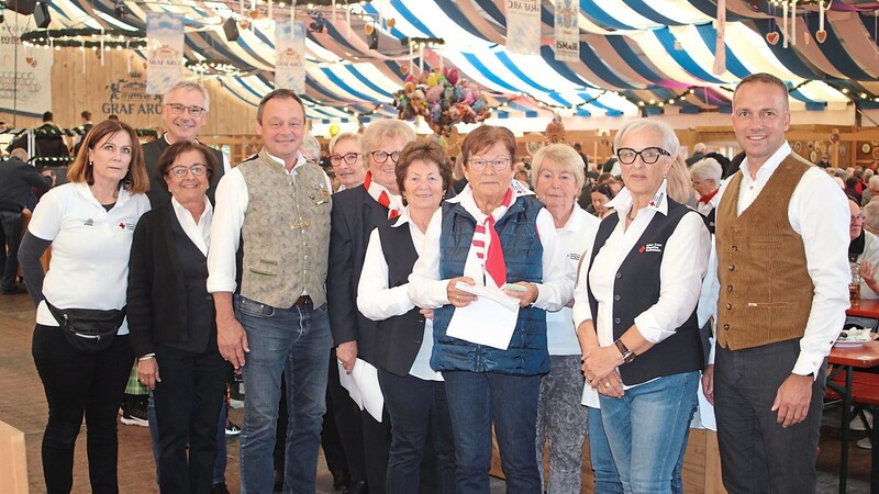 Landrat, Wiesnbürgermeister und Bürgermeister dankten den fleißigen Damen vom Roten Kreuz.