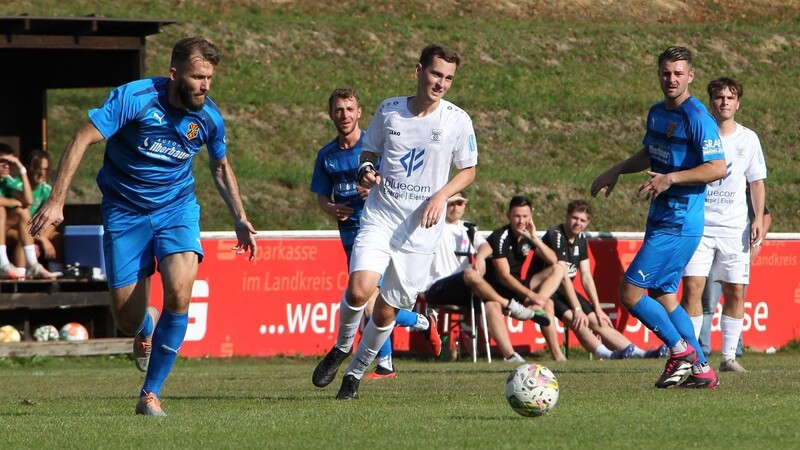 Im Heimspiel gegen den seit fünf Spielen ungeschlagenen TSV Seebach steht der seit vier Spielen sieglose 1. FC Bad Kötzting (blaue Trikots) am Freitag vor einer schweren Aufgabe.
