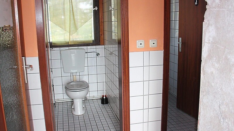 Der SV Hohenwarth bekommt nochmals 30.000 Euro als Vorfinanzierung für die Sanierung des Vereinsheimes. Die Toiletten sind nicht mehr zeitgemäß. An der maroden Küche fehlen Scharniere und Türen.