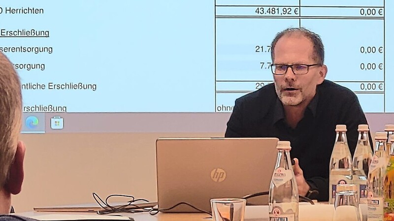 Peter Bielmeier stellt den Kostenplan für die Grundschule Wörth-Wiesent vor.