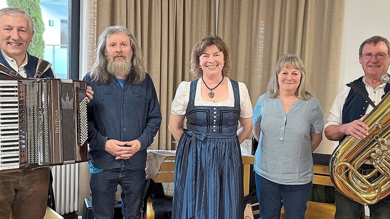 Sprachwissenschaftlerin Elfriede Holzer (Zweite von rechts) und Buchillustrator Christian Schmidt (Zweiter von links) bieten zusammen mit dem Haselbacher Trio eine musikalische Mundart-Lesung.