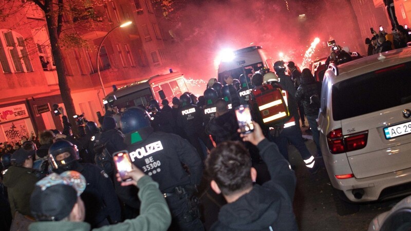 Teilnehmer einer verbotenen Pro-Palästina-Demonstration zünden in Berlin Pyrotechnik.