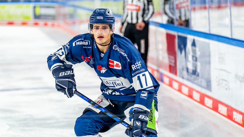 Nachdem Adrian Klein seine Anfänge im Eishockey spielen in Weiden hatte, stand er für die Straubing Tigers in der Saison 2020/21 das erste Mal auf dem Eis.