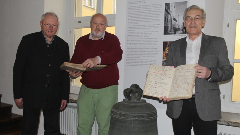 Alfons Huber (rechts) und Karl Bauer (links) vom Historischen Verein überreichten die beiden wertvollen Wirtschaftsbücher der Straubinger Glockengießer an Dr. Stefan Maier vom Gäubodenmuseum.