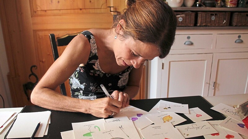 Selfmade-Postkarten liegen im Trend: Danielle Herrnberger-Klier startet mit ihrem Hobby beruflich durch. Einige Geschäfte in Regensburg führen ihre Karten bereits.
