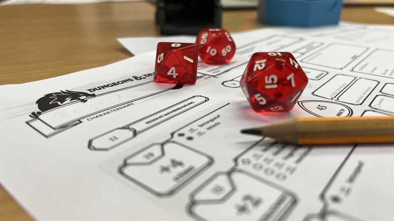 Die bis zu 20-seitigen Würfel sind charakteristisch für Pen-and-Paper-Spiele wie Dungeons and Dragons.