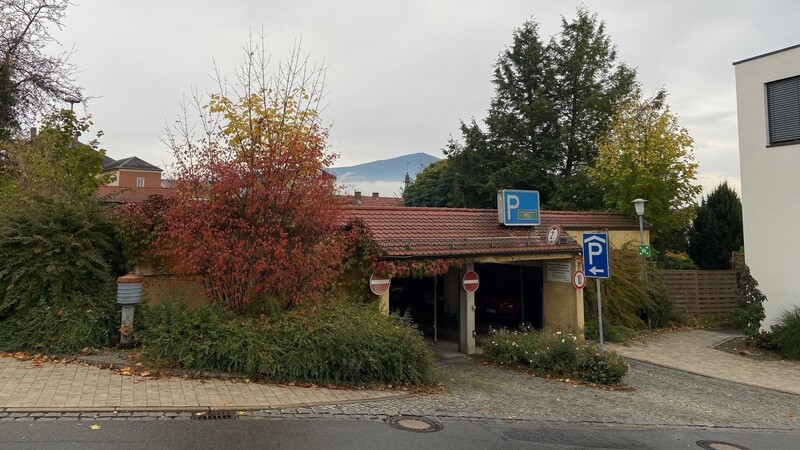 Das derzeitige Parkhaus in Bad Kötzting: Spätestes 2027 dürfte dieser Anblick Vergangenheit sein.