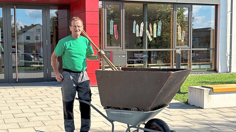 Seine Schubkarre, Marke Eigenbau, ist bei Hans Steinleitners gärtnerischen Tätigkeiten im Dauereinsatz. Nur eine der vielen Aufgaben des Grundschulhausmeisters.