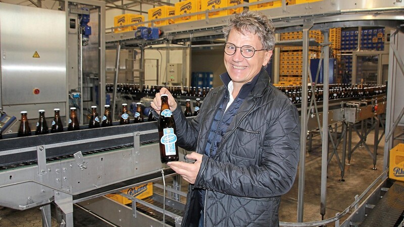 Brauereiinhaber Dr. Alois Plößl mit einem frisch abgefüllten alkoholfreien Hellen.