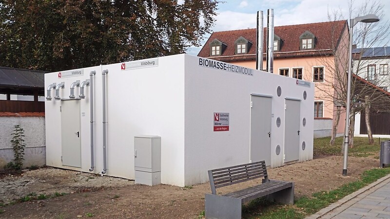 Unweit der Volkshochschule haben die Stadtwerke Vilsbiburg ein Biomasse-Heizmodul installiert. Geworben wird mit Wärme aus der Region.