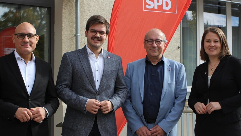 Die Oberpfälzer SPD-Vorsitzenden Carolin Wagner und Ismail Ertug (l.) präsentieren mit Thomas Rudner (2. v. r.) ihren Kandidaten für die Europawahl. Als Ersatzbewerber tritt Simon Grajer am 9. Juni 2024 an.