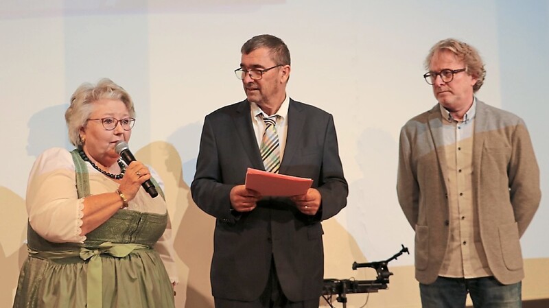 Schatzmeisterin Heidi Ingerl, Moderator Peter Kroul und zweiter Vorsitzender Dieter Zollner (v. l.) stellten den Verein in Interviewform vor.