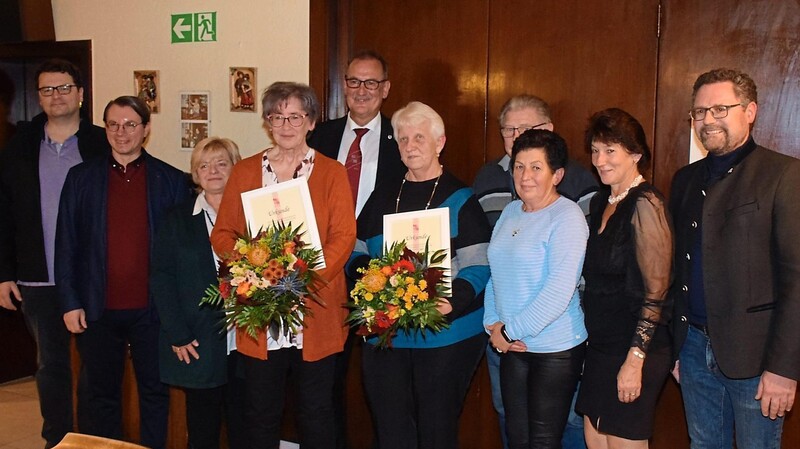 Beate Sturm (Vierte von links) wurde zum Ehrenmitglied ernannt, Johanna Kiesl (Fünfte von rechts) zur Ehrenvorsitzenden.