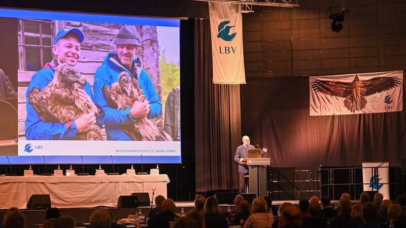 Norbert Schäffer, der Vorsitzende des Landesbundes für Vogelschutz (LBV), wirbt bei der Delegiertenversammlung in Straubing für mehr Wertschätzung des ehrenamtlichen Naturschutzes durch die Politik.