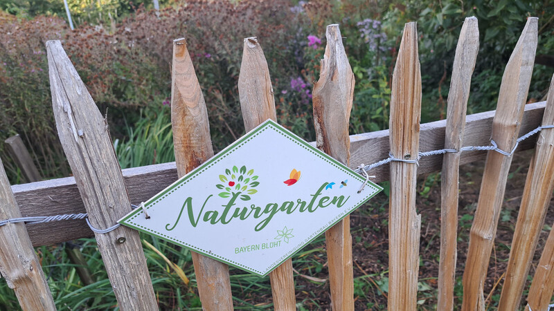Der Garten von Elfriede Kiendl ist einer der Rottenburger Gärten, der über die Landesvereinigung Gartenbau Bayern als Naturgarten zertifiziert ist.