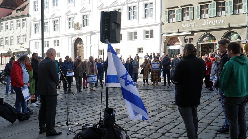 Auch OB Alexander Putz sprach bei der Kundgebung. Ganz rechts im Bild: Organisator Maximilian Retzer.