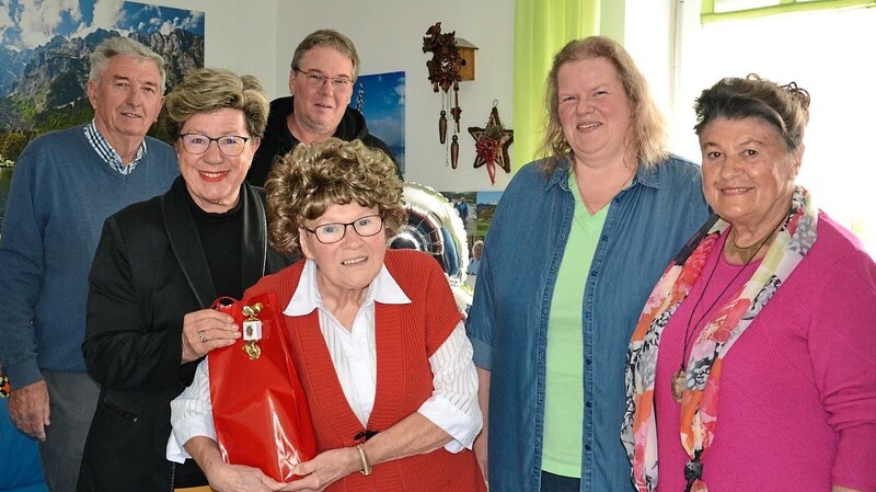 Margit Berg inmitten ihrer Gratulanten (v. l.): Paul Daser, Hannelore Langwieser, Sohn Andreas, Tochter Sandra und Marianne Huber.