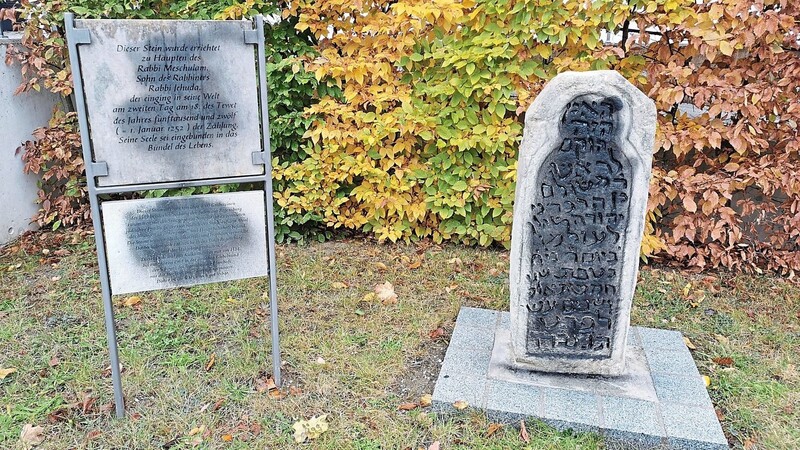 Der jüdische Grabstein und die Hinweistafeln wurden besprüht. Die Pfarrei reagiert bestürzt.