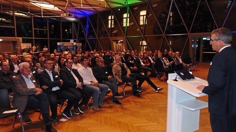 Bürgermeister Hans Schmalhofer begrüßte zum diesjährigen Wirtschaftsempfang der Stadt Plattling im neuen Bürgersaal zum Thema KI zahlreiche Besucher.