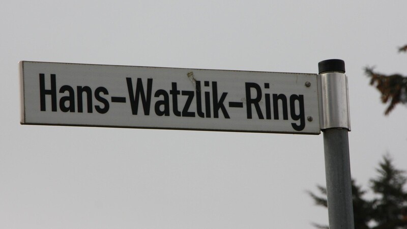 Zum Straßenschild des Hans-Watzlik-Rings könnte künftig ein weiteres Schild hinzukommen, das seine Biografie kontextualisiert - wenn sich der Stadtrat dafür ausspricht.