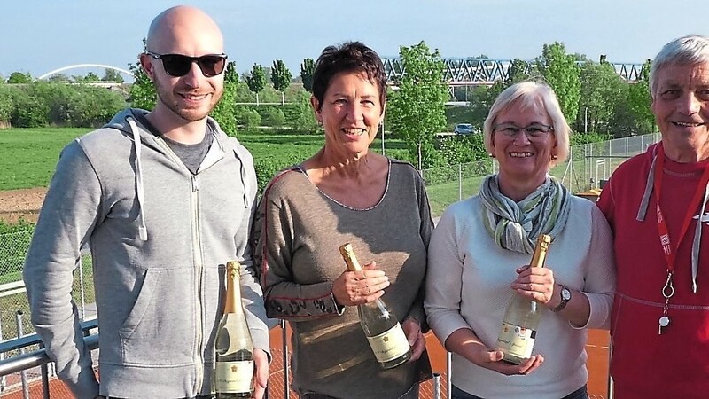 Die Sieger beim Schleiferlturnier 2019 (v. l.): Stefan Eyerer, Beate Dattenberger und Roswitha Stoiber mit Vorsitzendem Helmut Kerschbaum.