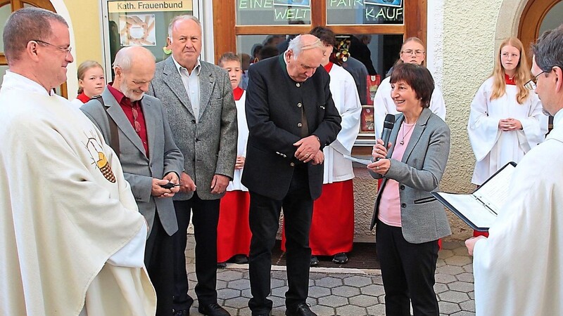 Am Portal der Pfarrkirche empfingen Kirchenpfleger und PGR-Sprecherin den neuen Pfarrer.