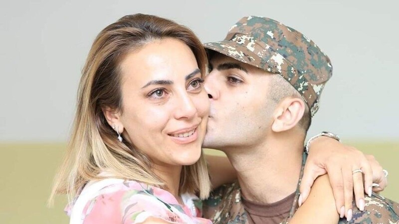 Ein letzter Kuss, eine letzte Umarmung, dann muss Joh Davtyan sich von seiner Mutter verabschieden. Nur etwas mehr als ein Jahr später stirbt er im Krieg.