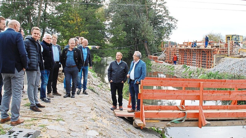 Eine Brücke im Bau sieht man nicht alle Tage: Landrat Josef Laumer (rechts) und die Mitglieder des Bauausschusses an der Laber