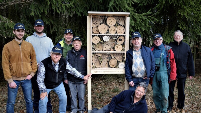 Die Mitglieder des Rotary Clubs Landshut-Trausnitz, unter ihnen Heinrich Aumer (Dritter von links), Präsident Franz Hofbauer (Vierter von links) und Holzexperte Robert Bergmüller (Fünfter von links) zeigen sich stolz auf ihr Insektenhotel.