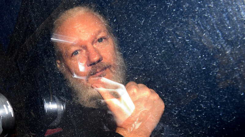 Julian Assange, Mitbegründer der Enthüllungsplattform WikiLeaks, kommt am Westminster-Amtsgericht in London an.