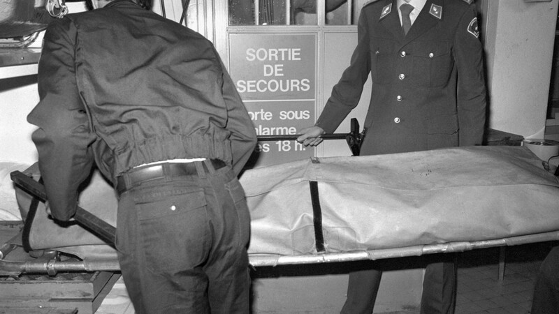 Der Leichnam von Uwe Barschel wird am 11. Oktober 1987 auf einer Trage aus dem Hotel Beau-Rivage in Genf abtransportiert.