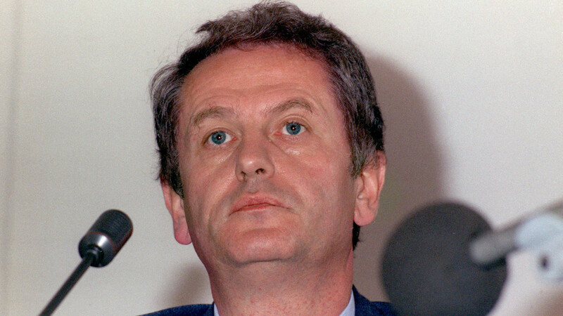 Der Ministerpräsident von Schleswig-Holstein Uwe Barschel (CDU) weist bei einer Pressekonferenz in Kiel am 18.09.1987 mit einem "Ehrenwort" alle Beschuldigungen in Zusammenhang mit der Bespitzelung des ehemaligen Oppositionsführers Engholm zurück.