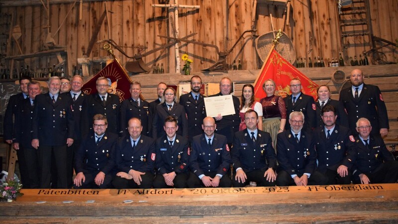 Die Feuerwehr Oberglaim unterstützt die Feuerwehr Altdorf als Patenverein für das Gründungsfest.  Fotos: Puchinger