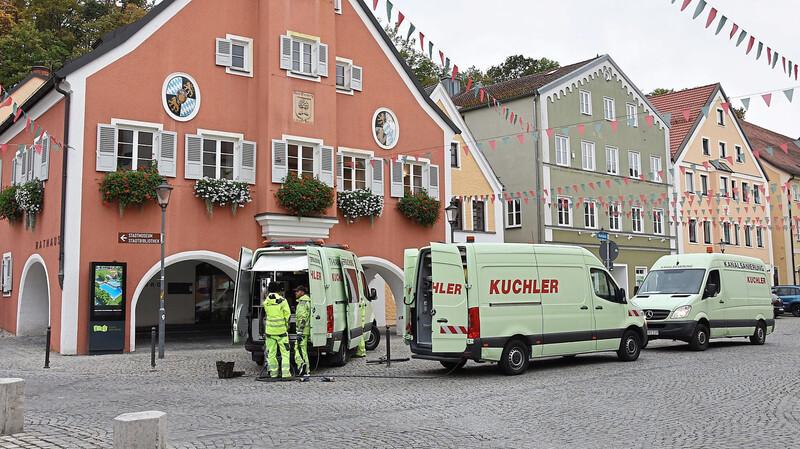 Die Firma Kuchler bei der Kanaluntersuchung vor dem Mainburger Rathaus.