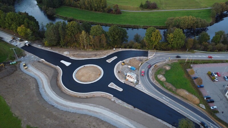Die Baustelle des neuen Kreisverkehrs an der Bundesstraße 85 in Miltach: Die Erdarbeiten sind weitgehend abgeschlossen. In dieser Woche wird die Tragschicht eingebaut.