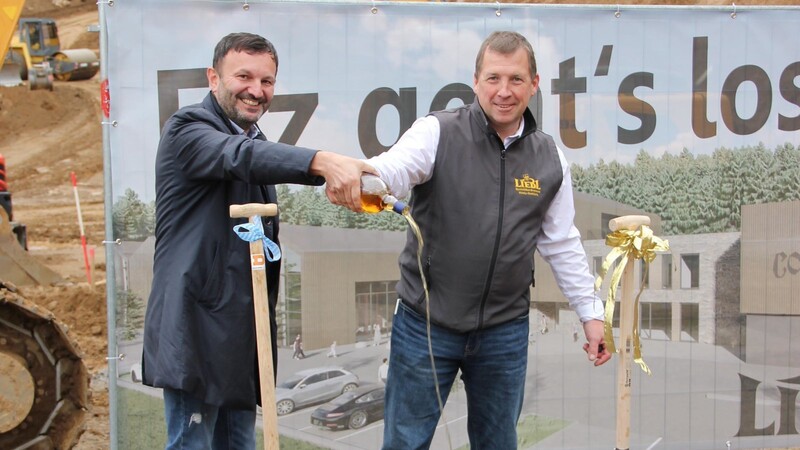 Scheint Glück zu bringen: Bürgermeister Markus Hofmann (l.) und Unternehmer Gerhard Liebl verschütten Whisky auf der Baustelle.