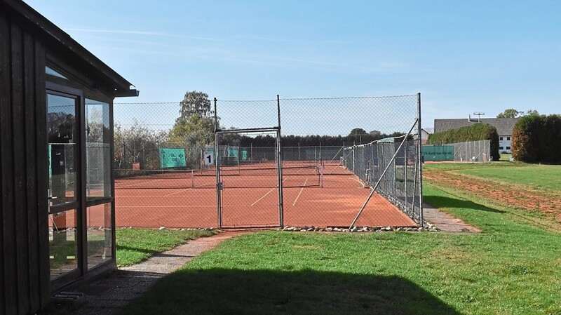 Die Tennisplätze müssen teilweise einen geänderten Grundaufbau erhalten.
