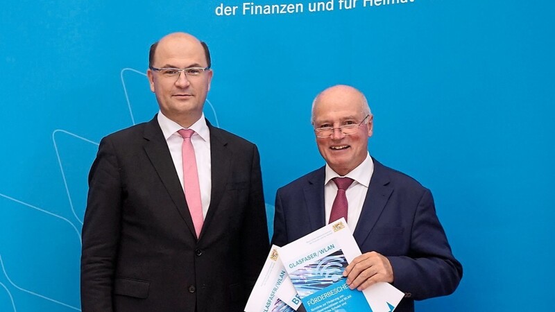 Aus der Hand von Finanz- und Heimatminister Albert Füracker (links) nahm Bürgermeister Josef Reiser den Förderbescheid zum Ausbau des schnellen Internets entgegen.