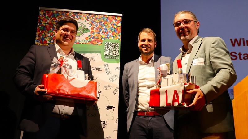 Bürgermeister Matthias Kohlmayer (Mitte) mit den beiden "reBricker"-Gründern und -Geschäftsführern Maximilian Leonhart (l.) und Kamill Skupien, denen er Geschenke überreichte.