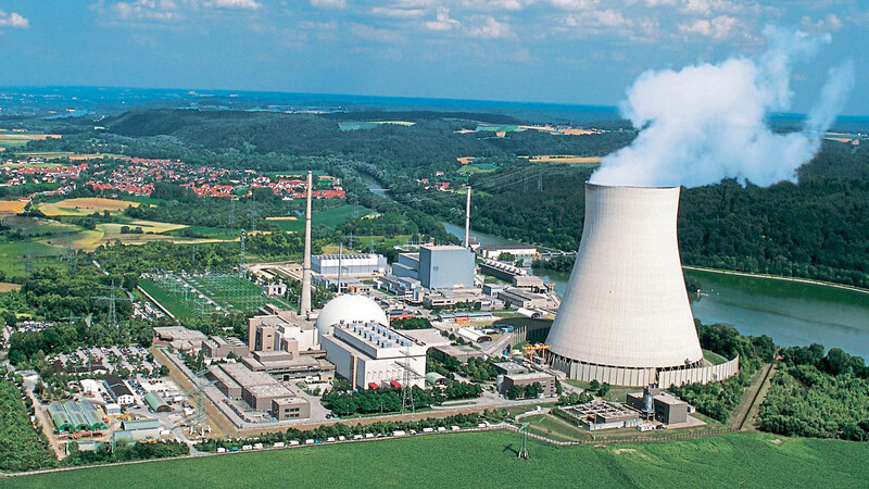 Bei den Rückbauarbeiten am Kernkraftwerk Isar ist am Donnerstag ein Arbeiter so schwer verletzt worden, dass er wenig später verstarb. (Symbolbild)