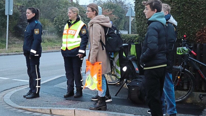Die beiden Polizistinnen Lena Bullok (links) und Michaela Zapf erklären den angehenden Schülerlotsen, worauf es beim Schulwegdienst ankommt.