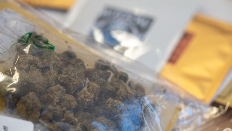 Der Zoll hat am Flughafen Köln-Bonn ein an den Angeklagten adressiertes Paket abgefangen. Der Inhalt: knapp 150 Gramm Marihuana und einige Tabletten.