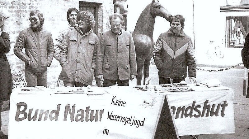 Mitglieder des Bund-Naturschutz am Infostand in Landshut 1982.