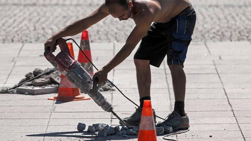 Im Straßenbau könne man Hitzewellen mit einer Verlagerung der Arbeitszeit begegnen, sagt Experte Bengler.